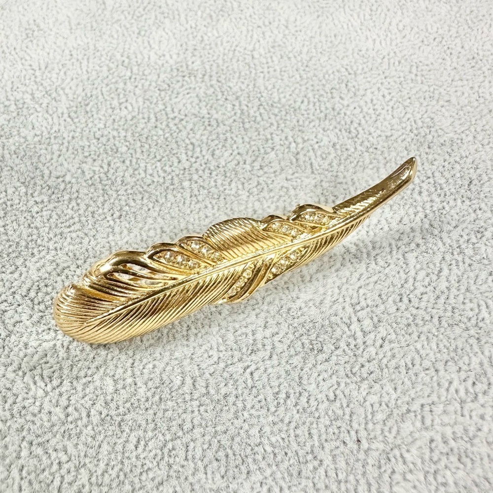 Christian Dior 1970s Vintage Gold Plated Textured Feather Leaf Crystals Brooch - Picture 3 of 4